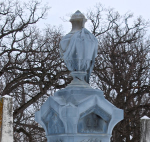 Detail of cracked urn base, Ogden Memorial. Photo by Marisa Gomez.