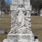 Full body representations of Jesus are common in Catholic cemeteries. In Protestant cemeteries we are more likely to find only the symbol of the cross. Sacred Heart of Jesus at Resurrection Cemetery. Breitenbach. Photo by Gioconda Coello